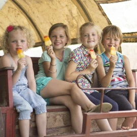 Samen lekker ijsjes eten.