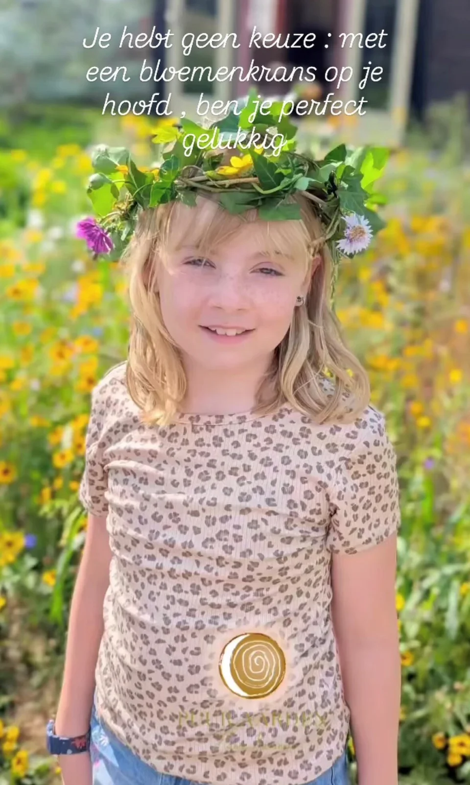 meisje met bloemenkrans