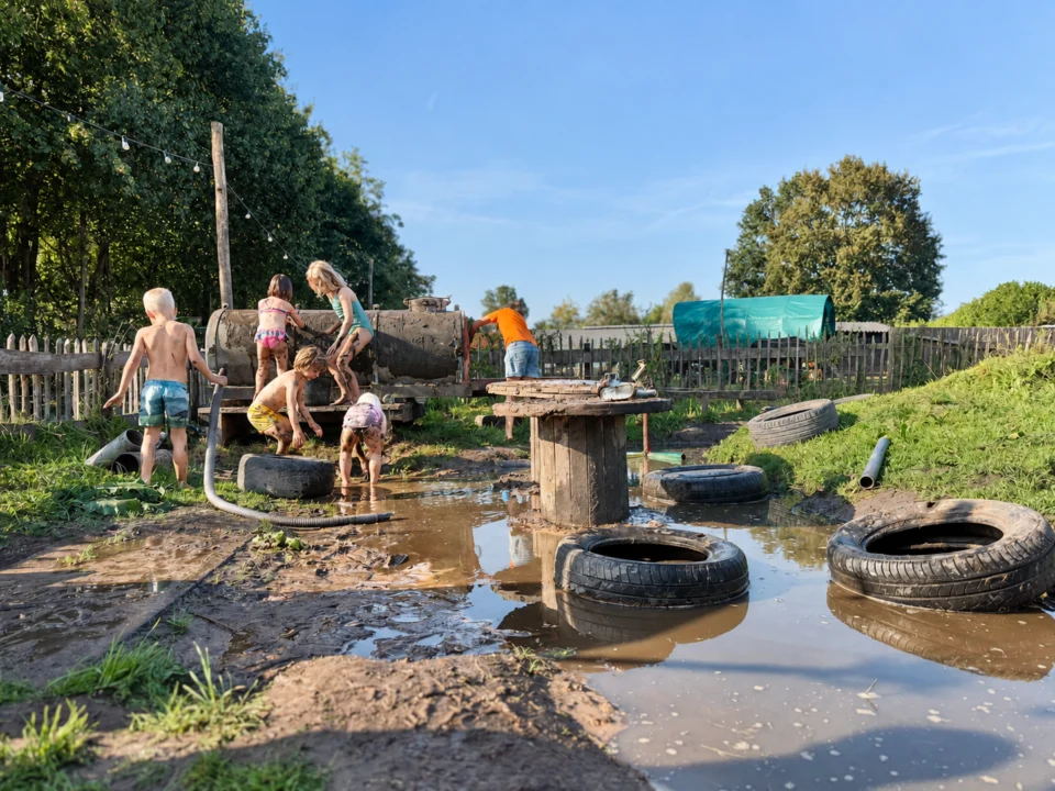 kinderen spelen in de modder