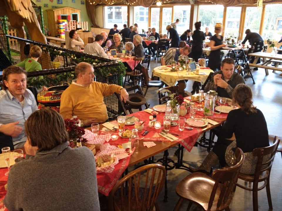 gasten aan tafel