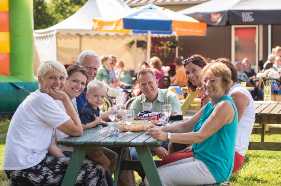 groep mensen op een picknick tafel