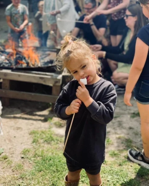 een kindje eet een marshmallow