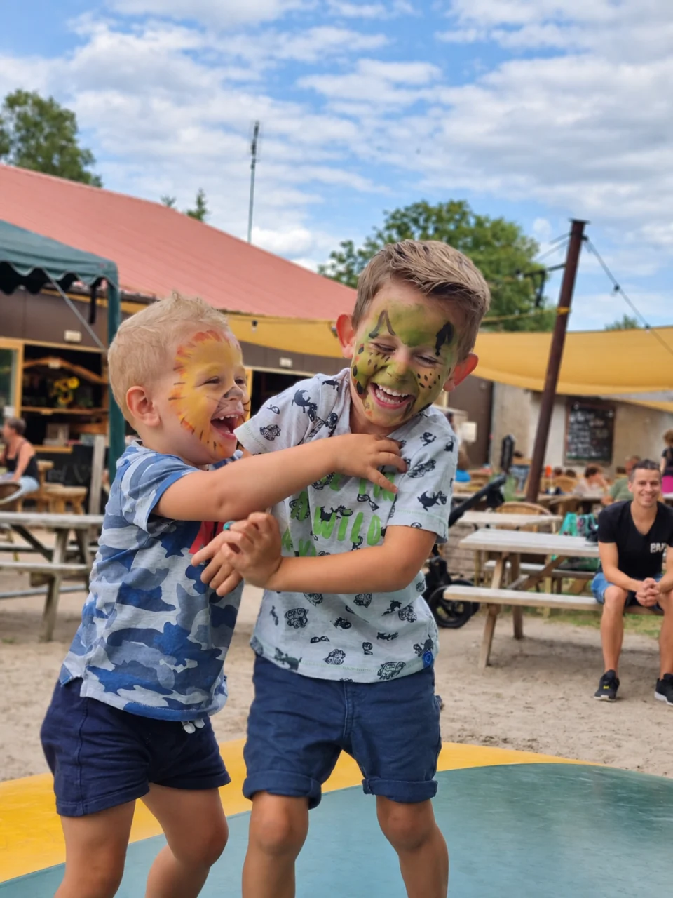 kinderen spelen op de airtrompline met sminck op