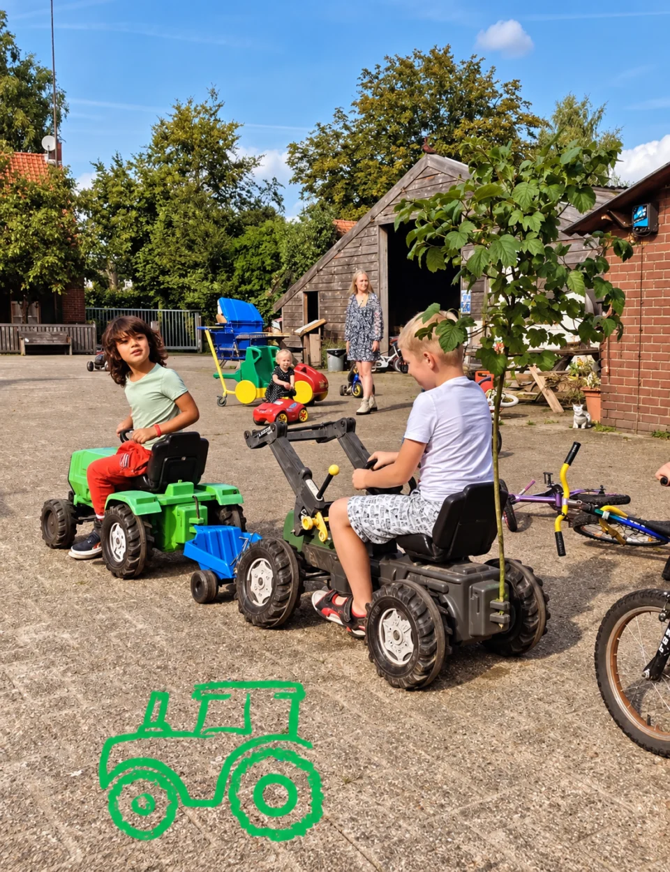 Kinderen rijden op traptractors op het erf