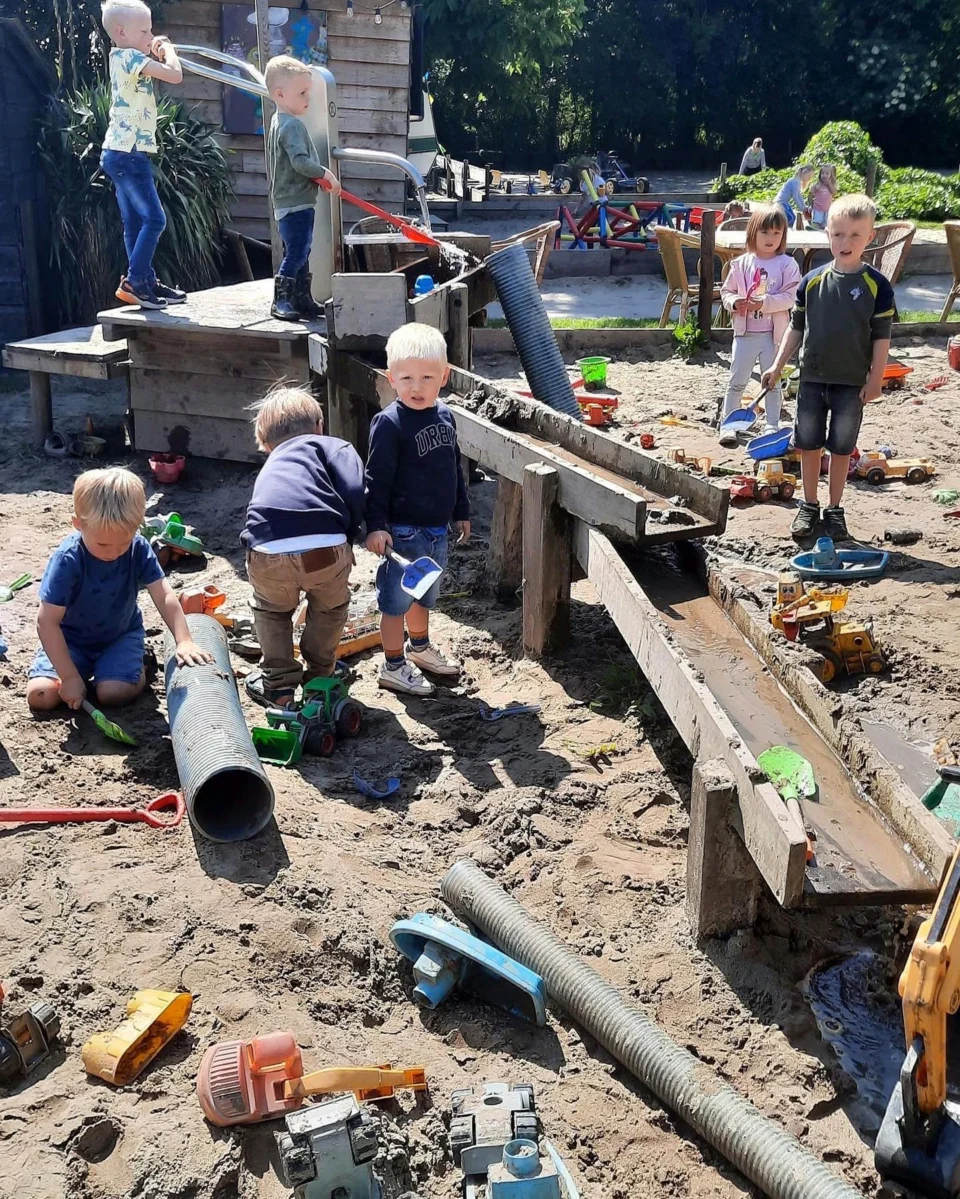 kinderen bij de waterpomp