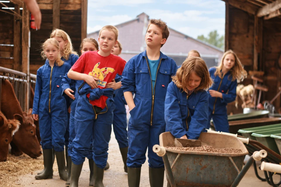 kinderen helpen de boer