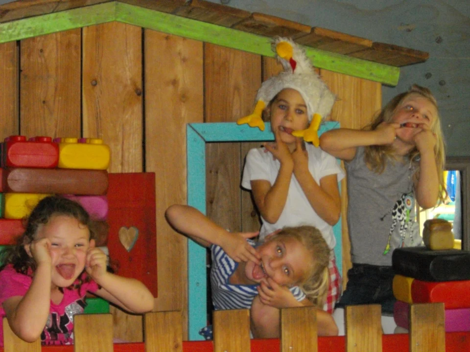 kinderen trekken gekke bekken