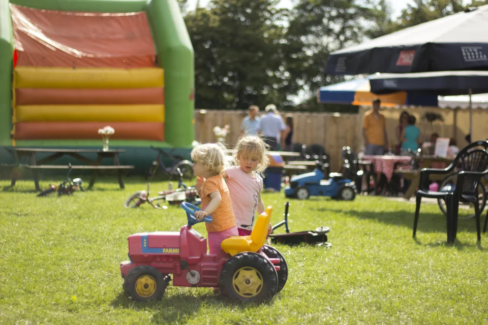 kindjes op het terras aan het spelen